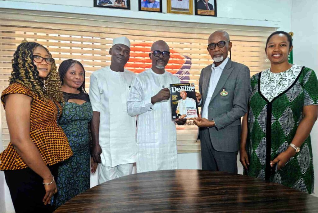 Mr Osilama Emmanuel Osilama (Centre), standing by his immediate right and left are the editorial team of De Elite Magazine, while standing far right and far left are the staff of Nuel Osilama Global